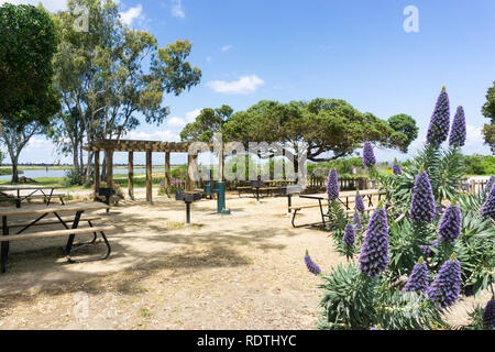 Picknickplatz mit Tischen, Grills und Wasser in Palo Alto Baylands Park, South San Francisco Bay, Kalifornien Stockfoto