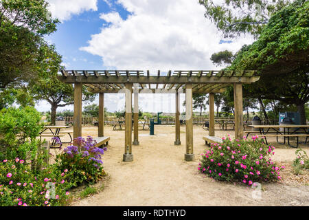 Picknickplatz mit Tischen, Grills und Wasser in Palo Alto Baylands Park, South San Francisco Bay, Kalifornien Stockfoto