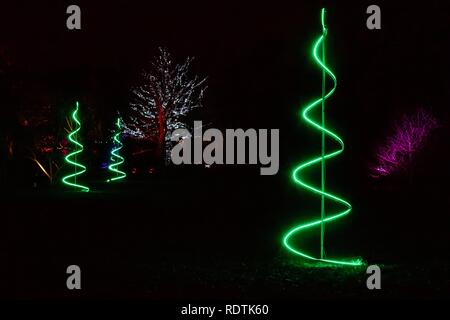 3 grüne Glimmlampe Weihnachtsbäume an Weihnachten in Kew Gardens 2018 Stockfoto