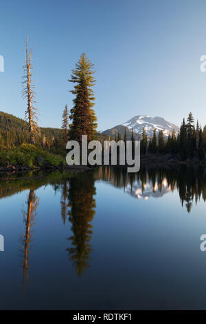 Dämmerung bricht über Süden Schwester Berg und Funken See, Cascade Lakes, Oregon, USA Stockfoto