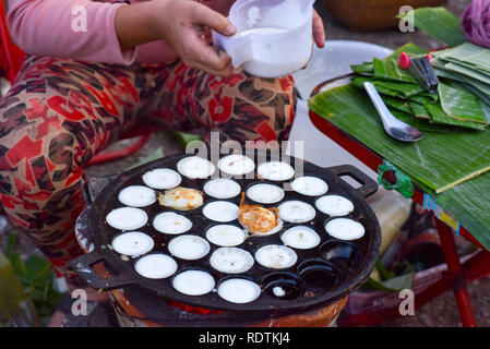 Luang Prabang, Markt Khao nom Kok, mundgerechte Lao Kokos Kuchen. Mit Reismehl und Kokosmilch gemacht Stockfoto