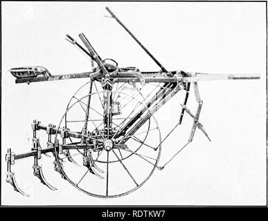 . Bauernhof Gartenbau, bereit, vor allem für diejenigen, die interessiert sind, sich entweder zu Hause oder im gewerblichen Gartenbau. Gemüseanbau, Obst - Kultur. Arbeitsgeräten für Anbau 71 (o) die Rollen, von denen es die glatte Eisen Roller, der Rohrrahmen Roller, der clod Brecher, der Untergrund Packer und der Gemeinsamen planker; (4) Die Landwirte, die in der Single- und Double-Schaufel Einachsschlepper, das Pferd und die Hand Kultivatoren klassifiziert sind. Zusätzlich zu den oben genannten können wir den Garten Spaten, Rechen, und hacken. Alle diese Arbeitsgeräte und Werkzeuge sind für den Zweck der indem die Erde in t Stockfoto