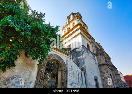 Coyoacan, Mexiko City, Mexiko - 20 April 2018: die Pfarrkirche von San Juan Bautista auf Hidalgo Square in Coyoacan Stockfoto