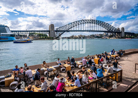 23. Dezember 2018, Sydney NSW Australien: Menschen genießen Sie einen heißen Sommertag an der Sydney Opera House Restaurant und Bar auf der Terrasse mit Hafen bridg Stockfoto