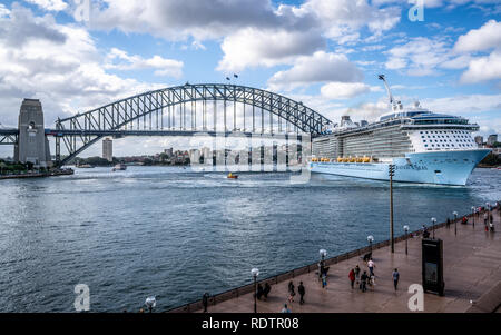 23. Dezember 2018, Sydney NSW Australien: Ovation der Meere Kreuzfahrt Schiff verlassen, Circular Quay und die Harbour Bridge in Sydney, Australien Stockfoto