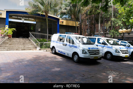 23. Dezember 2018, Sydney NSW Australien: Außenansicht von Kings Cross Polizeistation und Polizei Autos, die in der Front in Sydney, Australien Stockfoto