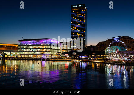 23. Dezember 2018, Sydney Australien: Nacht Ausblick auf den Darling Harbour mit Sofitel Hotel und dem International Convention Centre in Sydney NSW Australien Stockfoto