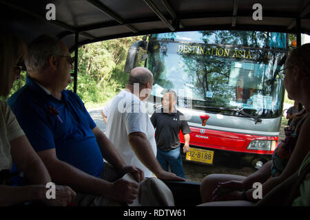 Reisen nach Thailand im Bus zu Reiseziel Asien Leute reisen Touristen, die im Land Rover Urlaub Bus warten, rote Fahrer Fahrer Männer Stockfoto