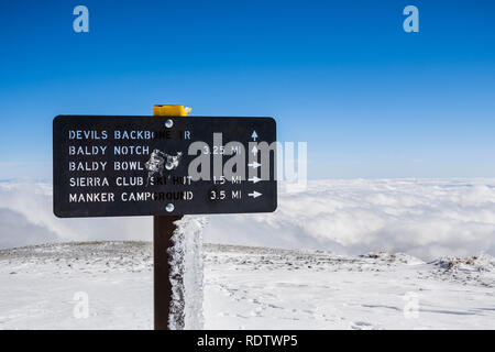 Wegweiser und Anweisungen auf dem Gipfel des Mount San Antonio (Mt Baldy), Los Angeles County, Kalifornien Stockfoto