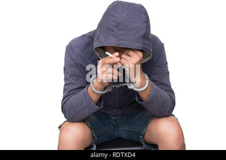 Erwachsener Mann festgenommen. Hände mit Handschellen in der Front. Mit Freistellungspfad Stockfoto