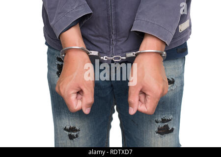 Erwachsener Mann festgenommen. Hände mit Handschellen in der Front. Mit Freistellungspfad Stockfoto