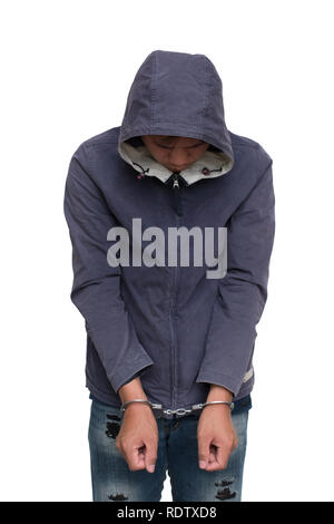 Erwachsener Mann festgenommen. Hände mit Handschellen in der Front. Mit Freistellungspfad Stockfoto