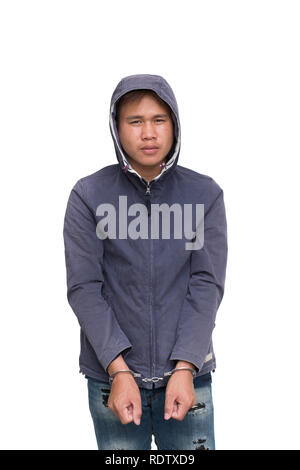 Erwachsener Mann festgenommen. Hände mit Handschellen in der Front. Mit Freistellungspfad Stockfoto