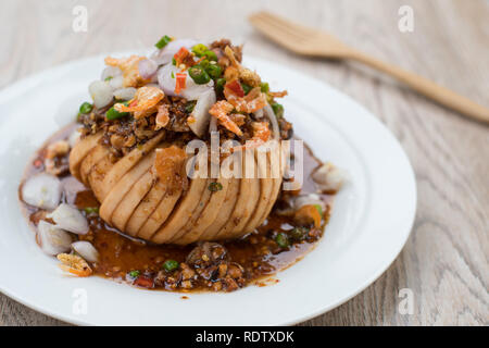 Santol mit süßen würzigen Sauce, Salat Dressing Richtfest im Thai Stil mit getrockneten Shrimps, Zwiebeln und Chili und süß würzige Soße. Stockfoto