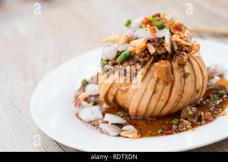 Santol mit süßen würzigen Sauce, Salat Dressing Richtfest im Thai Stil mit getrockneten Shrimps, Zwiebeln und Chili und süß würzige Soße. Stockfoto