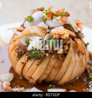 Santol mit süßen würzigen Sauce, Salat Dressing Richtfest im Thai Stil mit getrockneten Shrimps, Zwiebeln und Chili und süß würzige Soße. Stockfoto