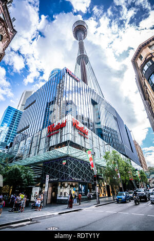 23. Dezember 2018, Sydney NSW Australien: Vertikale low-angle street view in Sydney CBD mit Einkaufszentrum Westfield und der Sydney Tower Auge und Menschen Stockfoto