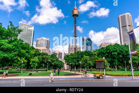 23. Dezember 2018, Sydney NSW Australien: Panorama der Hyde Park mit Menschen und Sydney CBD Skyline und der Sydney Tower Auge im Hintergrund, im NSW Australien Stockfoto