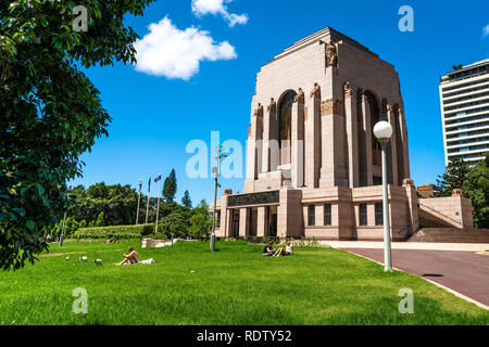 23. Dezember 2018, Sydney Australien: Leute geniessen heissen Sommertag am Hyde Park Gras mit Anzac Memorial im Hintergrund Stockfoto