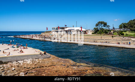 24. Dezember 2018, Sydney, Australien: Clovelly Clovelly Bucht und der Strand voller Menschen mit Surf Lifesaving Club in Sydney NSW Australien Stockfoto
