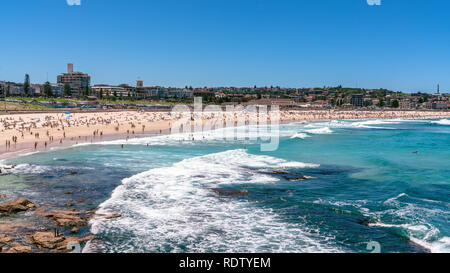 Panorama von Bondi Beach an einem heißen Sommertag mit blauem Himmel in Sydney NSW Australien Stockfoto