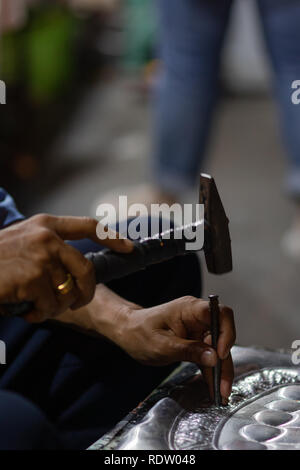Mueang Chiang Mai, Chiang Mai, Thailand - 05. Januar 2019: Mann macht Kunst auf dem Nachtmarkt mit Hammer und Nagel. Stockfoto