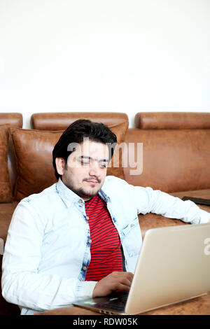 Bild des Menschen ist mit Laptop. Stockfoto