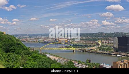 Pittsburgh Pennsylvania USA Juni 08, 2010 Blick auf den Ohio River unter dem Fort Pitt Bridge mit dem Allegheny River fließt auf der anderen Seite. Stockfoto