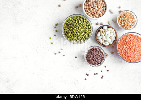 Gesunde Ernährung, Diäten, Ernährung, vegan Protein Quelle. Sortiment bunte Hülsenfrüchte in Schalen, Linsen, Bohnen, Kichererbsen, mung, Erbsen Stockfoto