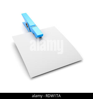 Leere Blatt Papier mit blauer Clothespin isoliert auf weißem Hintergrund, 3D-Darstellung Stockfoto