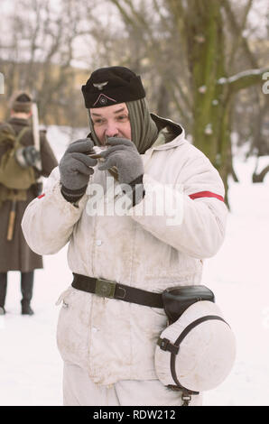 Der park Puschkin, St. Petersburg (Russland) - Februar 23, 2017: historische Rekonstruktion der Ereignisse des Zweiten Weltkriegs. Deutsche Soldaten mit Mundharmonika. Stockfoto