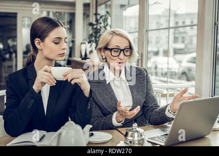 Mutter und Tochter in Treffen in der Cafeteria über Familienunternehmen Stockfoto