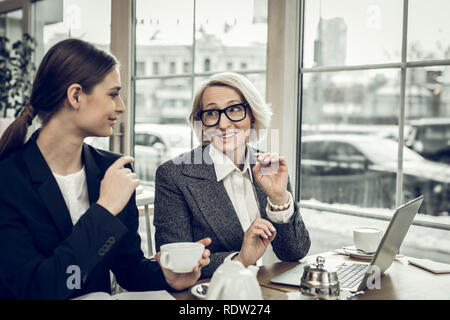 Stilvoll elegante Geschäftsfrau mit ihr junge Sekretärin Stockfoto