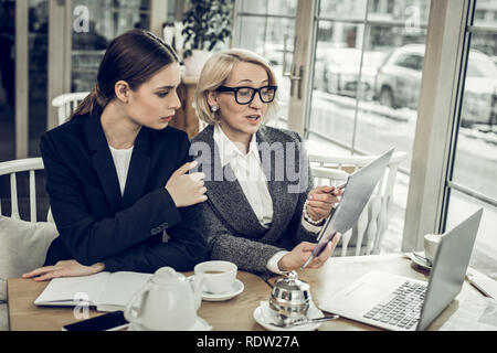 Geschäftsfrau Brille sprechen mit Ihrer jungen Mitarbeiter Stockfoto
