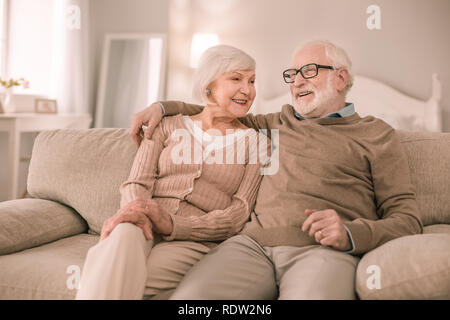 Positive freuen paar Ausgaben Wochenende zu Hause Stockfoto