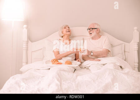 Gerne blonde weibliche Person an Witz lachen Stockfoto