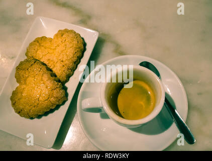 Herz cookies mit Tasse Kaffee top View in einem echten Coffee Shop. Zum Valentinstag geeignet, paar Romantik, Hochzeiten, und Liebe Konzepte. Platz kopieren Stockfoto