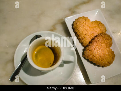 Herz cookies mit Tasse Kaffee top View in einem echten Coffee Shop. Zum Valentinstag geeignet, paar Romantik, Hochzeiten, und Liebe Konzepte. Platz kopieren Stockfoto