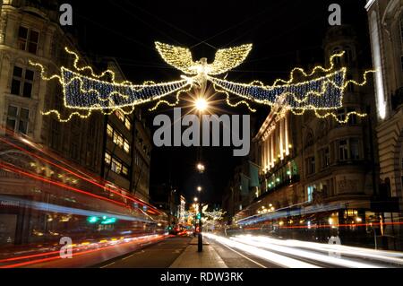 2017 Weihnachten Light Display über Piccadilly, von James Glancy Design Ltd, London, UK erstellt. Stockfoto