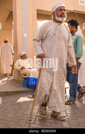 Nizwa, Oman - November 2, 2018: Alter Mann im traditionellen omanischen Kleidung in der nizwa Souk am Freitag Stockfoto