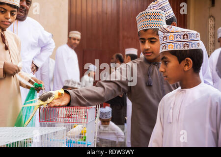 Nizwa, Oman - November 2, 2018: Omani Kinder in traditioneller Kleidung am Freitag Nizwa Tiermarkt (Oman) Stockfoto