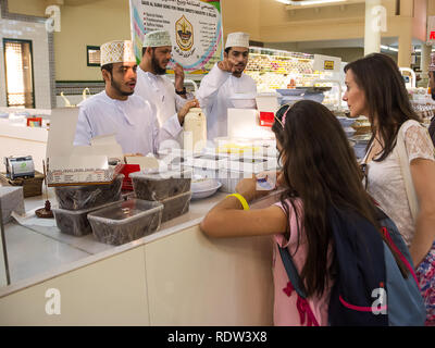 Nizwa, Oman - November 2, 2018: Touristen sprechen Sie mit Omanischen Verkäufer am Freitag Souk in Nizwa Stockfoto