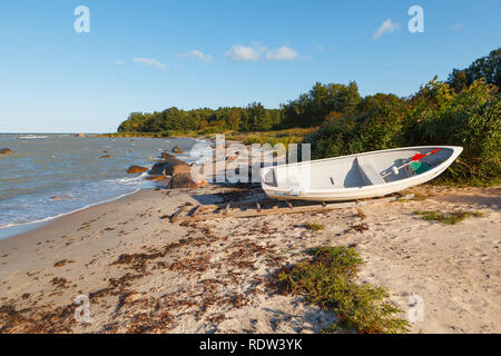 Fischerboot an der Küste der Ostsee, Estland Stockfoto