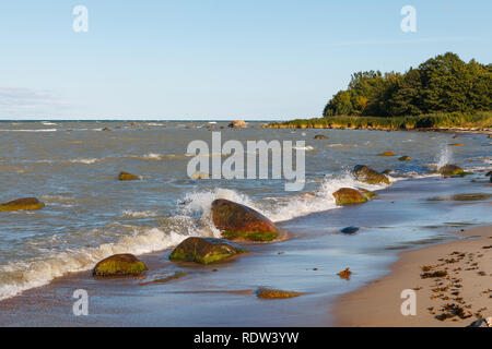 Sandige Lagune auf felsigen Küste an sonnigen Sommertag. Idyllische Seenlandschaft. Stockfoto