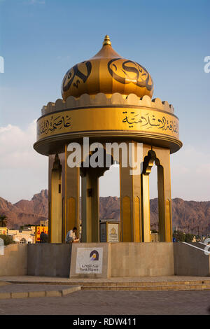 Nizwa, Oman - November 1, 2018: Symbol von Nizwa, die Hauptstadt der Islamischen Kultur mit den Menschen an der Basis sitzen Stockfoto