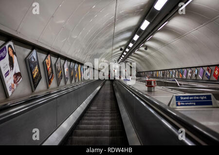 London, England - 10 Juni 2018: Rolltreppe Tunnel am Hyde Park Corner U-Bahn Station Stockfoto