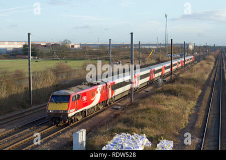 Eine Klasse 91 elektrische Lokomotive Nummer 91118 Norden entlang der East Coast Hauptstrecke mit einer LNER Service in der Nähe von Marholm in Cambridgeshire. Stockfoto