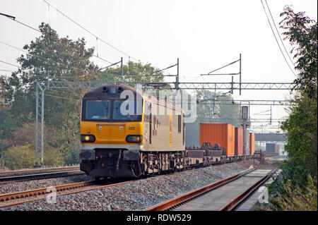 Eine Klasse 92 elektrische Lokomotive Nummer 92022 Arbeiten eines intermodalen Güterverkehr auf der West Coast Mainline an Cathiron in Warwickshire. Stockfoto