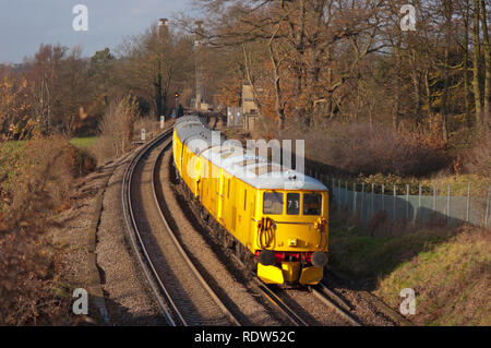 Ein paar der Klasse 73 Elektro Dieselloks in aller Network Rail Livree in der Nähe von Chertsey, Surrey. Stockfoto