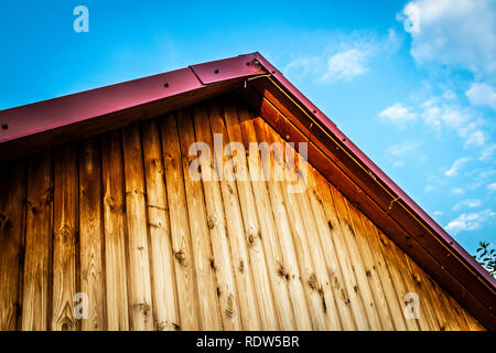 Giebel eines Holzhauses gegen den blauen Himmel. Stockfoto